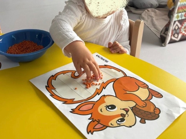 JESIENNE INSPIRACJE - SENSORYCZNE WYKLEJANKI I KOLOROWE WITRAŻE