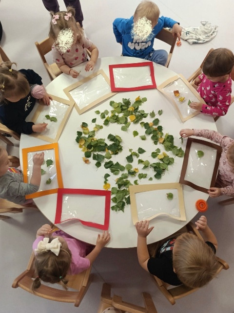 JESIENNE INSPIRACJE - SENSORYCZNE WYKLEJANKI I KOLOROWE WITRAŻE
