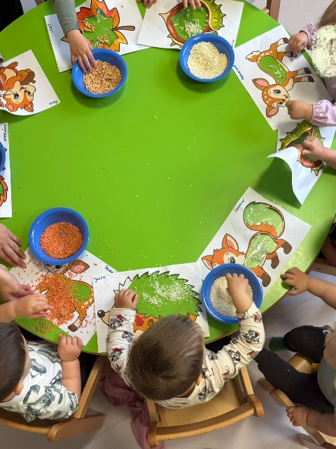 JESIENNE INSPIRACJE - SENSORYCZNE WYKLEJANKI I KOLOROWE WITRAŻE