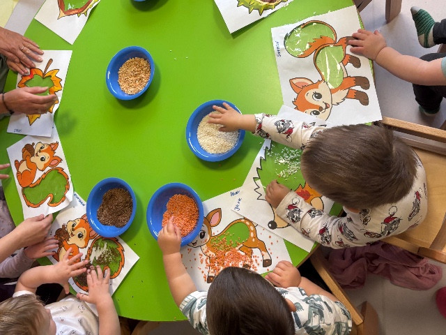 JESIENNE INSPIRACJE - SENSORYCZNE WYKLEJANKI I KOLOROWE WITRAŻE